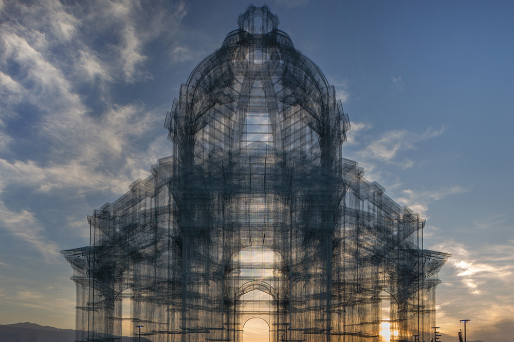 Etherea di Edoardo Tresoldi al tramonto