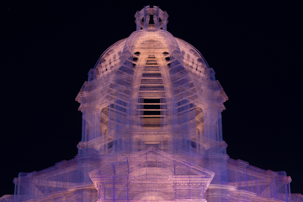 Etherea di Edoardo Tresoldi in notturna